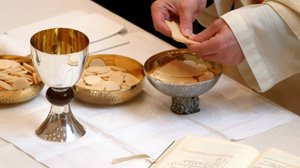 Manger le Corps du Christ fait-il de nous des cannibales ?